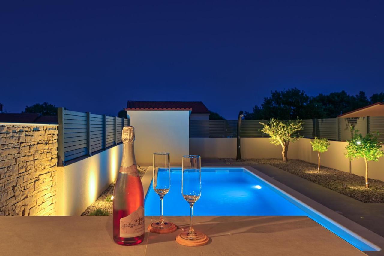 Apartment Zala With Private Pool Ližnjan Eksteriør billede