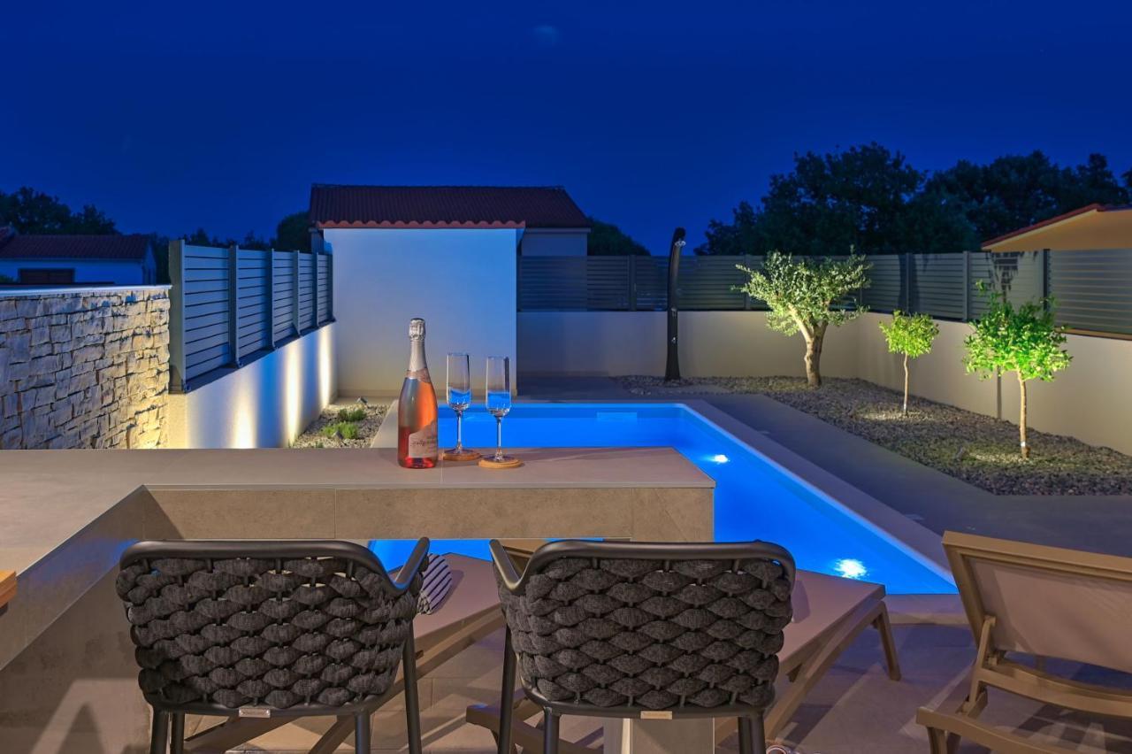 Apartment Zala With Private Pool Ližnjan Eksteriør billede