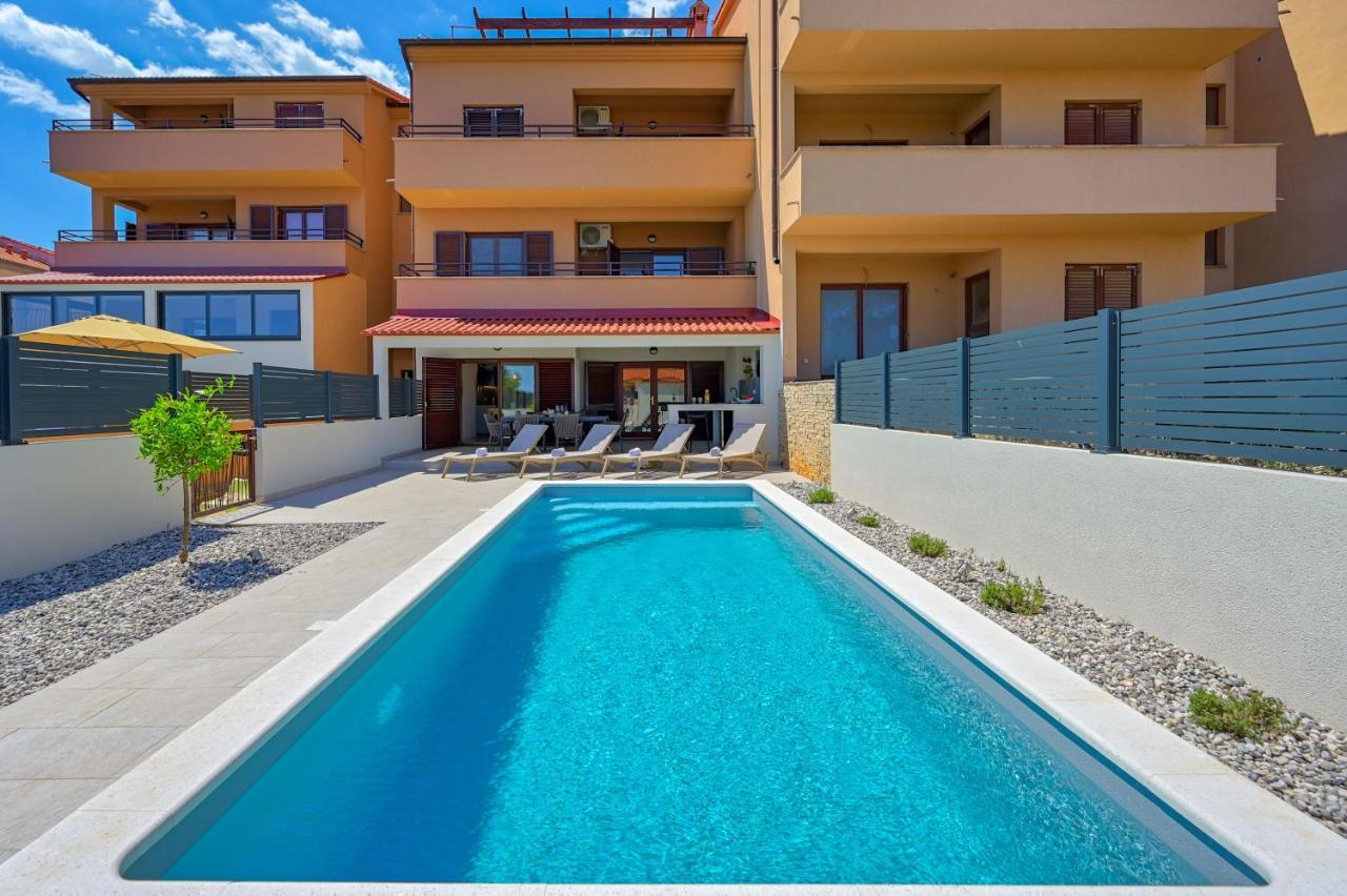 Apartment Zala With Private Pool Ližnjan Eksteriør billede
